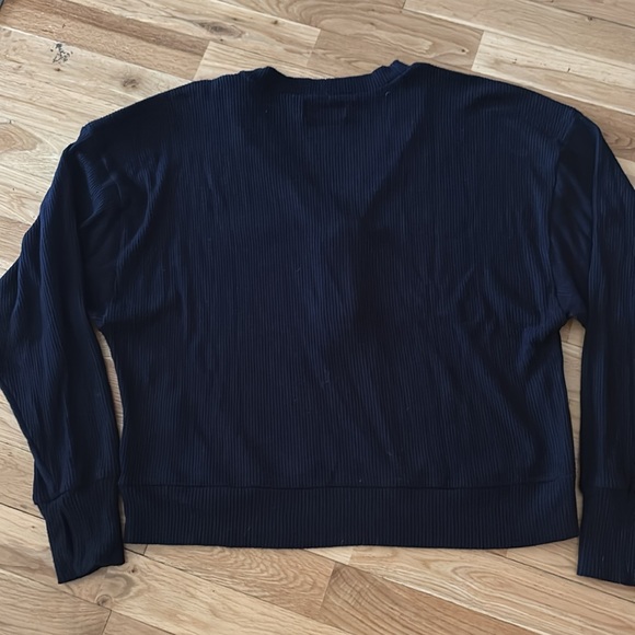 Michael Lauren Navy Ribbed Knit Top w sassy sapphire buttons. - Picture 5 of 7